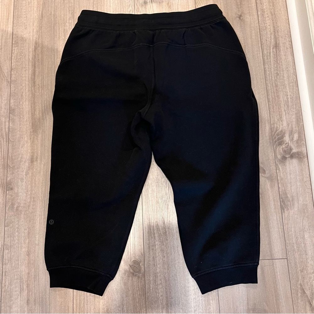 Lululemon jogger sweatpants ⅞ length. Black